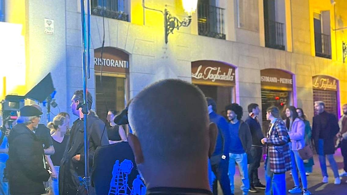 El equipo de Ana Durá observa el rodaje de una de las producciones en las que participan.