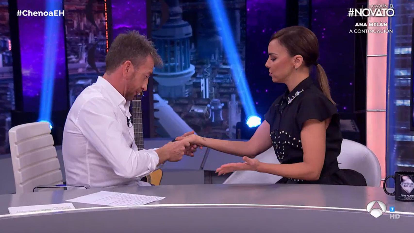 Momentazo en 'El Hormiguero': Pablo Motos lee la mano de Chenoa en pleno directo.