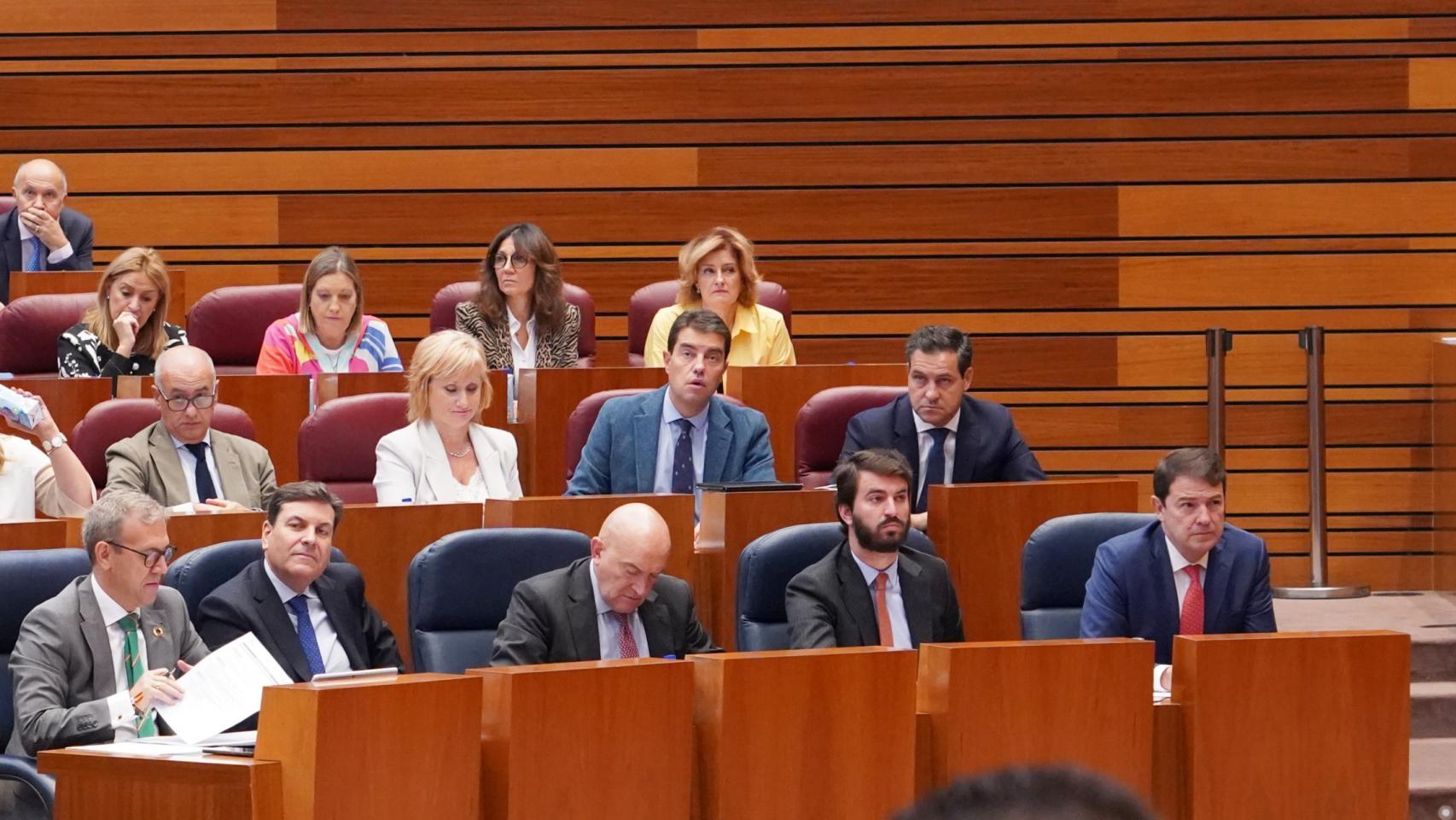 Mañueco durante la sesión matinal hoy en la Cortes junto a García-Gallardo