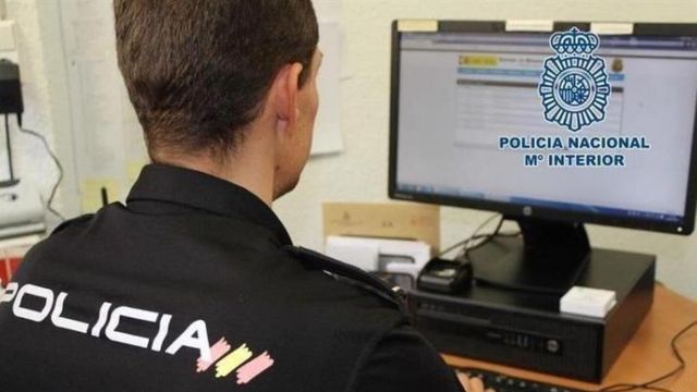 Un agente en la Comisaría