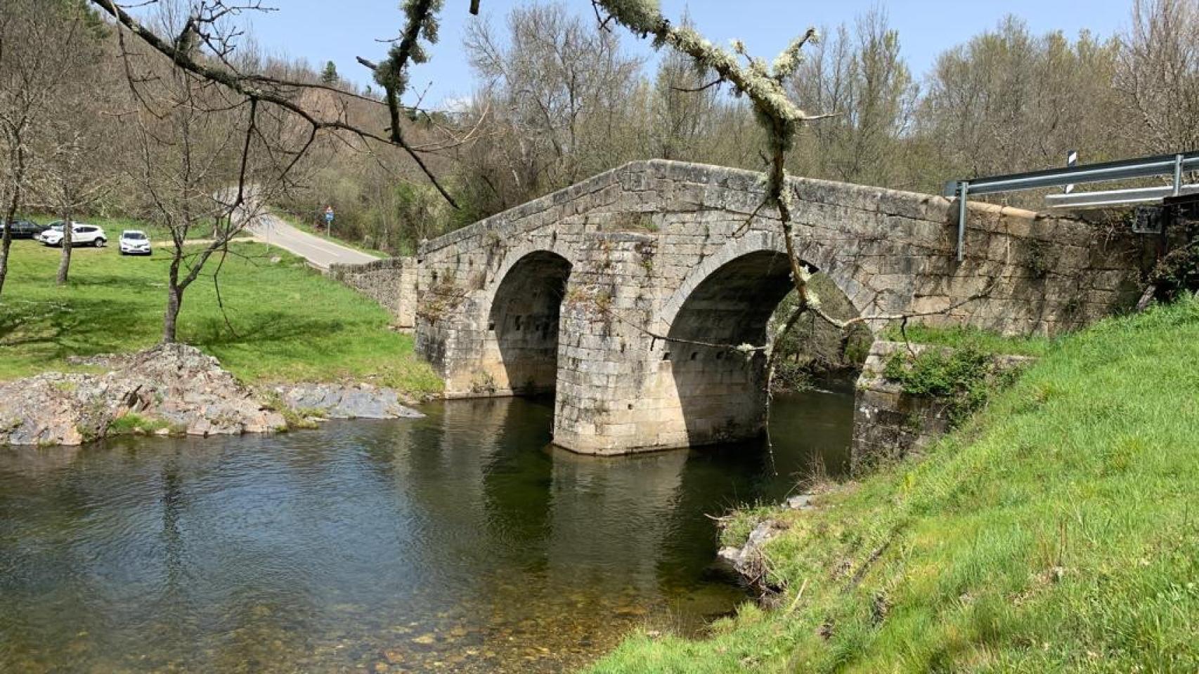 Puente sobre el río Tuela en Hermisende