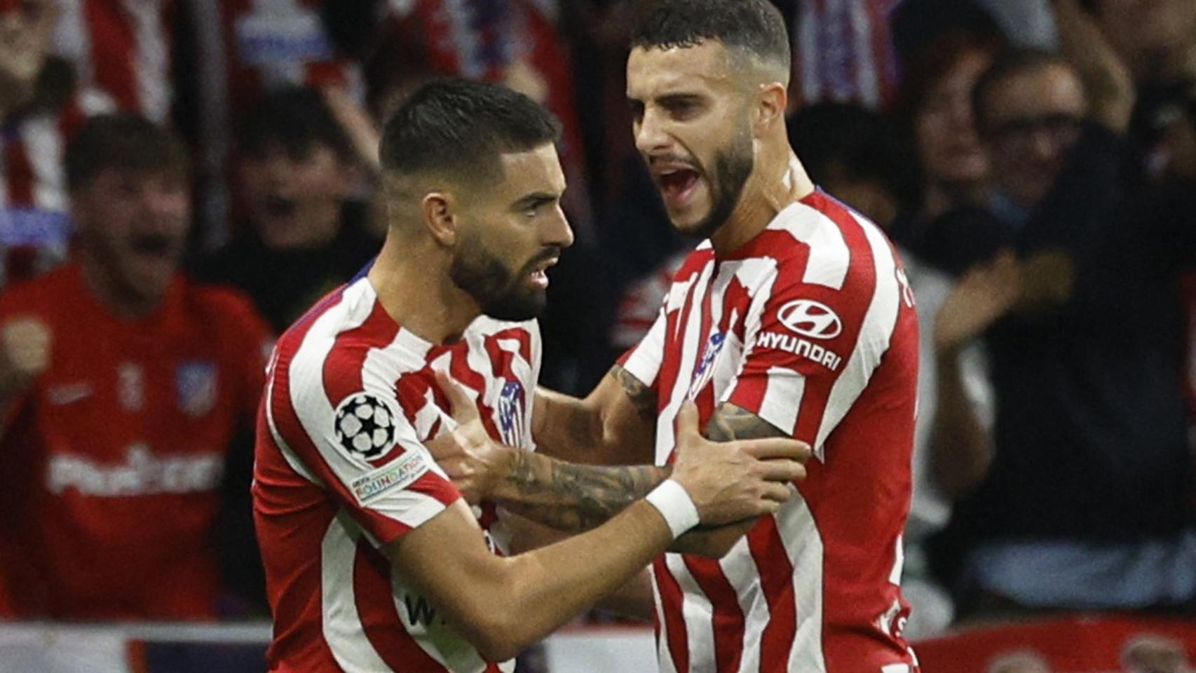 Yannick Carrasco y Mario Hermoso celebran un gol con rabia en el Metropolitano