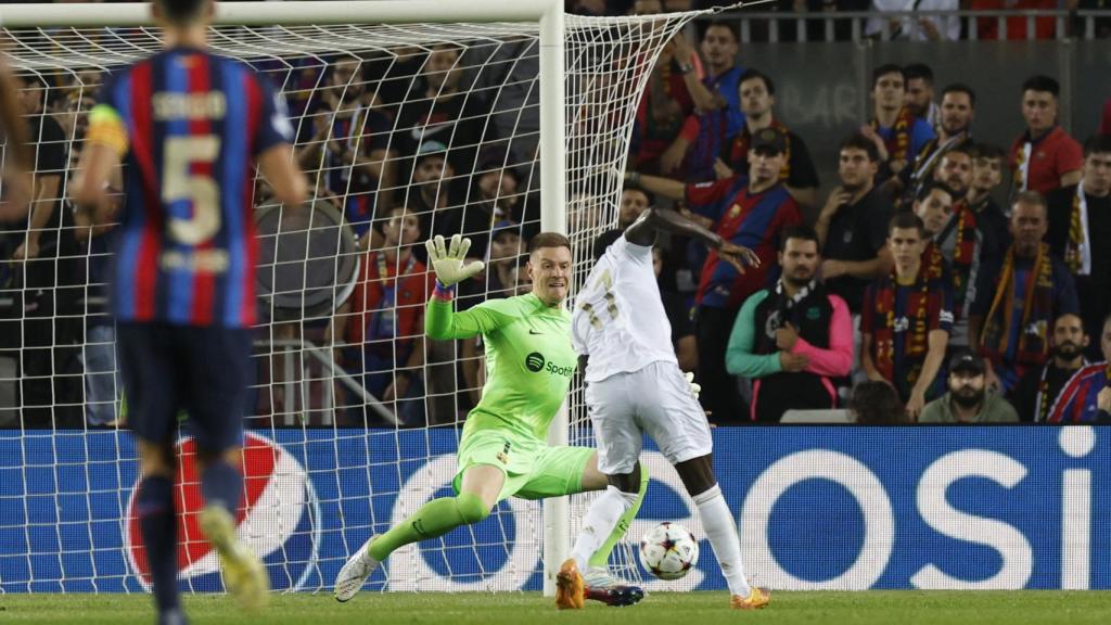 Sadio Mané, batiendo a Ter Stegen en el FC Barcelona - Bayern Múnich de la Champions League 2022/2023
