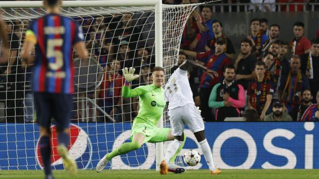 Sadio Mané, batiendo a Ter Stegen en el FC Barcelona - Bayern Múnich de la Champions League 2022/2023