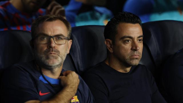Las caras de Xavi Hernández y su asistente Oscar Hernández tras el 0-2 del Bayern