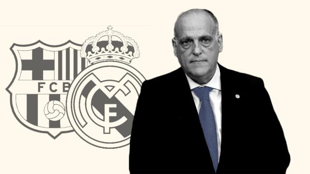 Javier Tebas junto a los escudos de FC Barcelona y Real Madrid