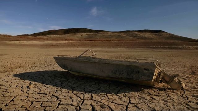 Una barca abandonada en el embalse seco de La Viñuela, en Málaga.
