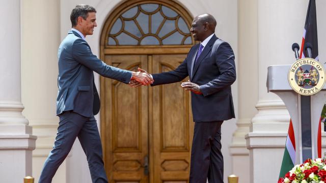 Pedro Sánchez saluda al nuevo presidente de Kenia, William Ruto, este miércoles durante su viaje oficial al país.