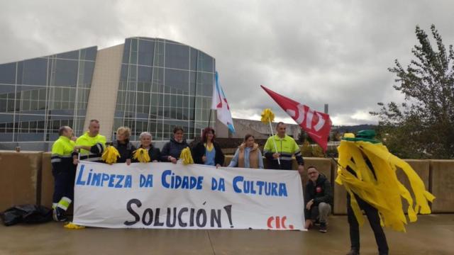 Trabajadores de la limpieza protestando en el Gaiás