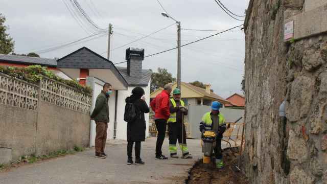 El alcalde de Nigrán, Juan González, visita las obras para el abastecimiento de agua municipal a los barrios de A Tarela y O Carballal.