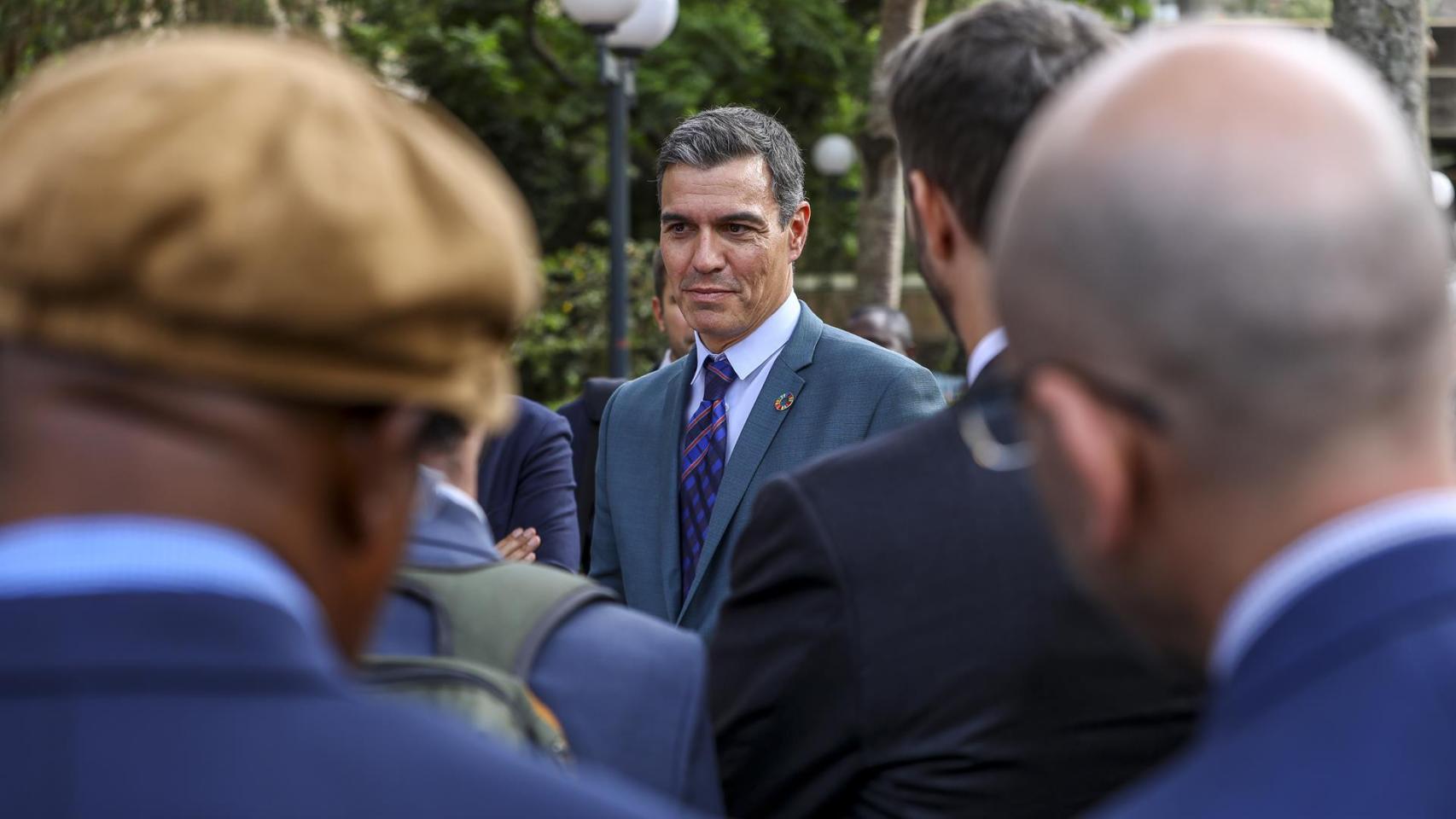 Pedro Sánchez durante su gira por África.