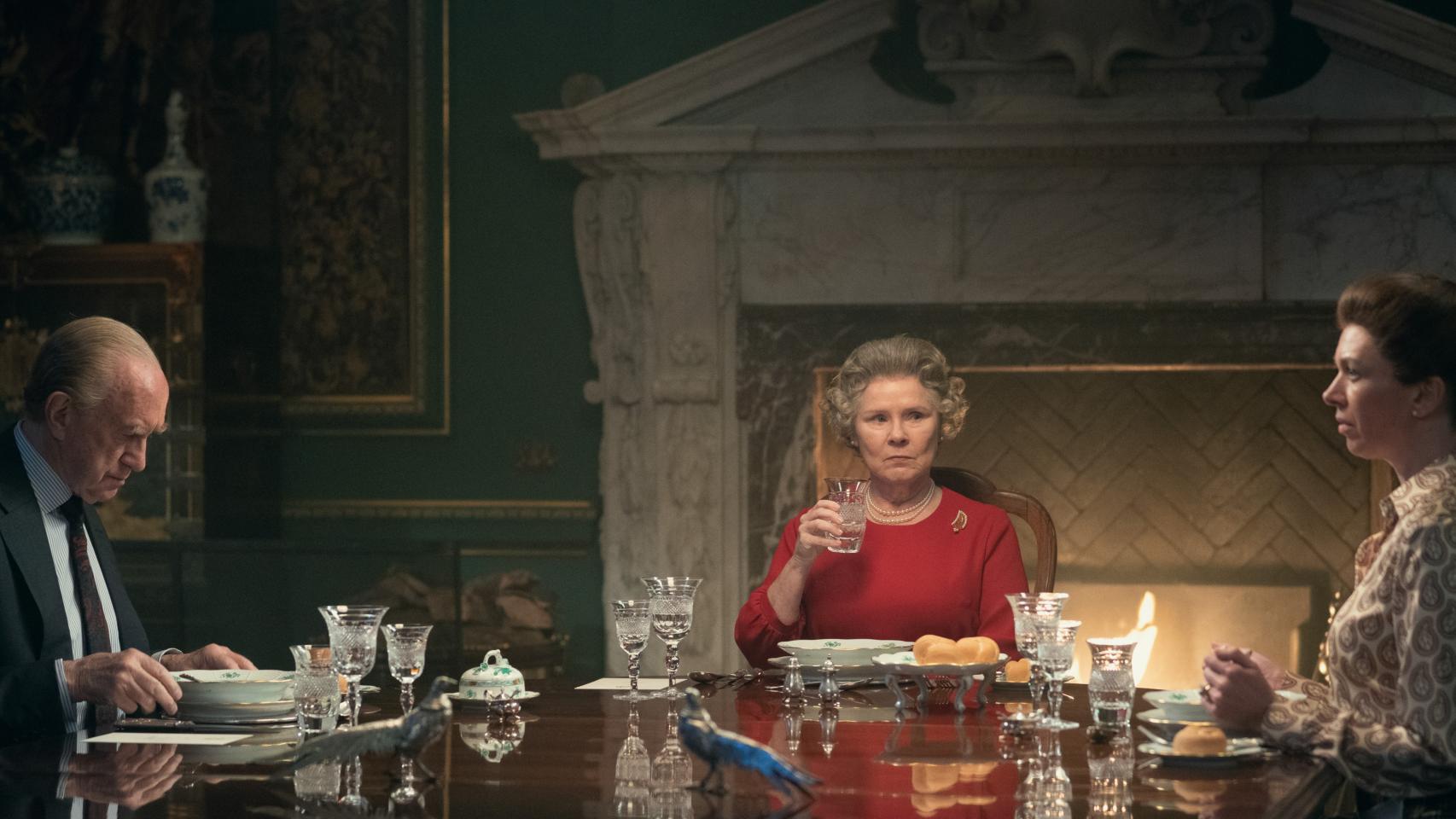 Jonathan Pryce, Imelda Stauton y Lesley Manville en 'The Crown'.