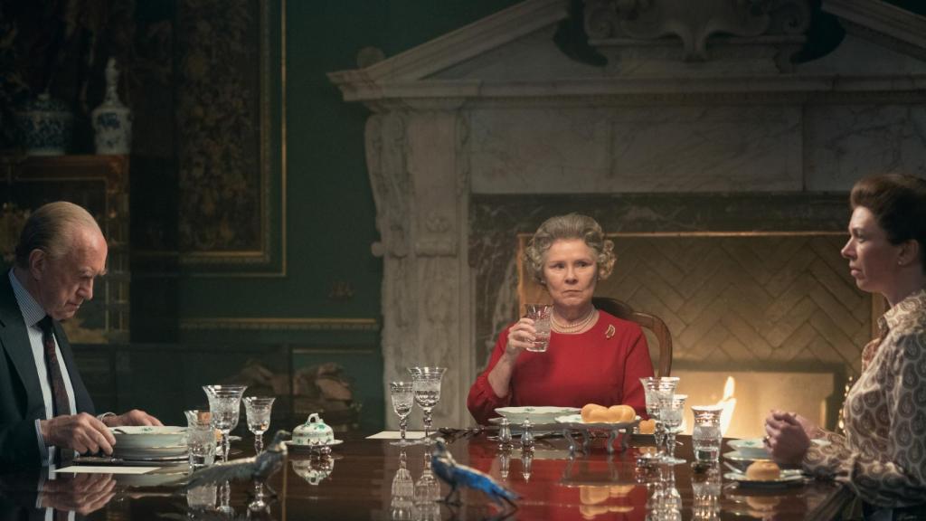 Jonathan Pryce, Imelda Stauton y Lesley Manville en 'The Crown'.