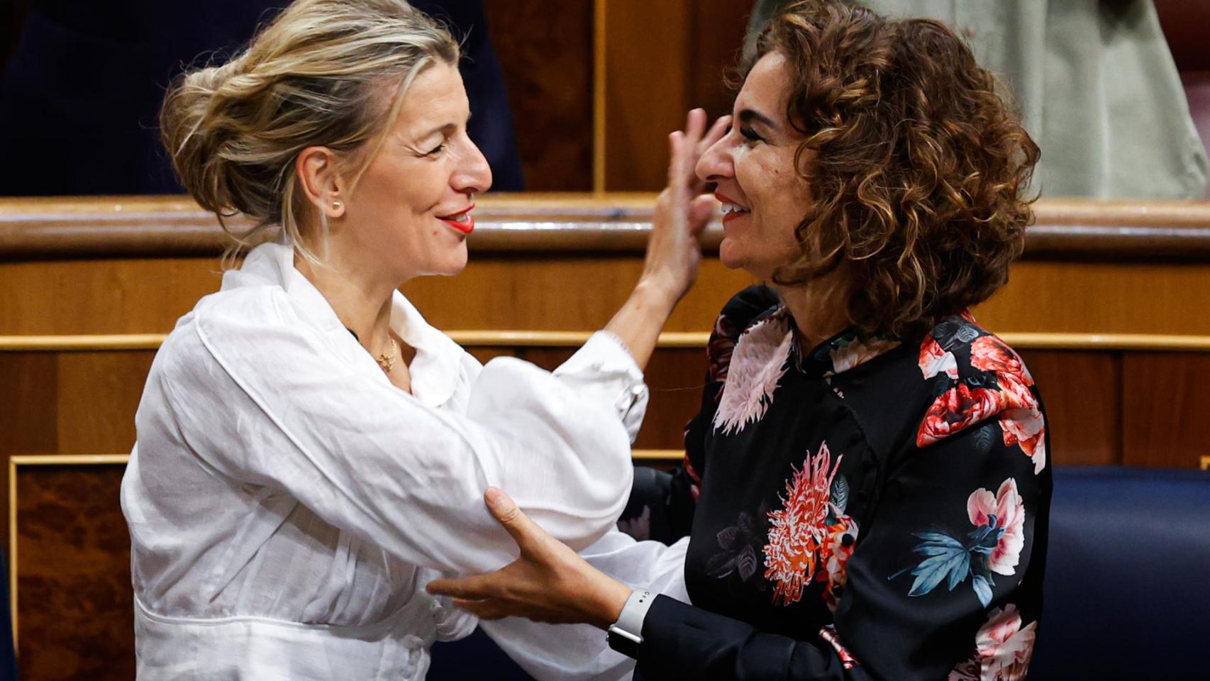 La ministra de Trabajo, Yolanda Díaz, y la de Hacienda, María Jesús Montero, este jueves en el Congreso.