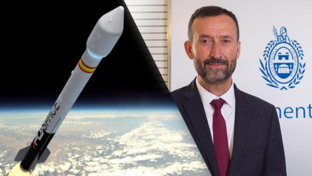 Imagen del cohete Miura 1 de la firma ilicitana PLD Sapace y el alcalde, Carlos González.