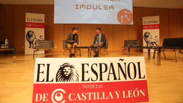El periodista de EL ESPAÑOL-Noticias de Castilla y León Alvar Salvador y el alcalde de Villamayor, Ángel Luis Peralvo Sanchón en el I Foro Salamanca Impulsa