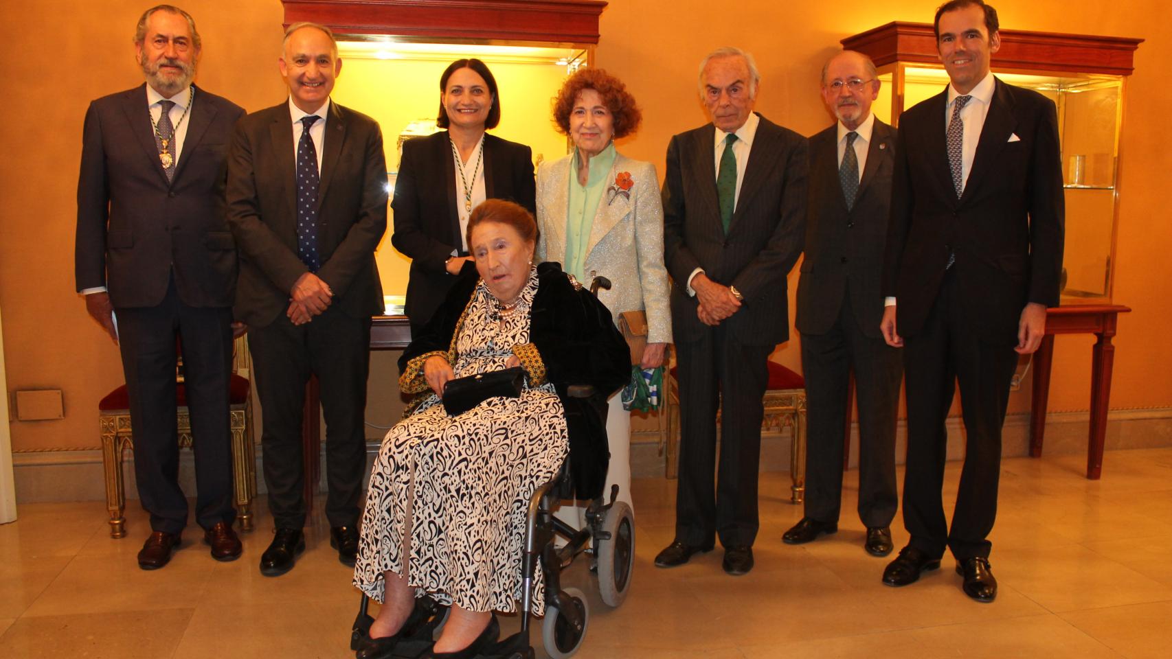 Luis Ribot, el rector de la Universidad Valladolid, Carmen Sanz, S. A. R. la Infanta Doña Margarita, Carmen Iglesias,directora de la Real Academia de la Historia, don Carlos Zurita y el presidente de la Fundación Duques de Soria.