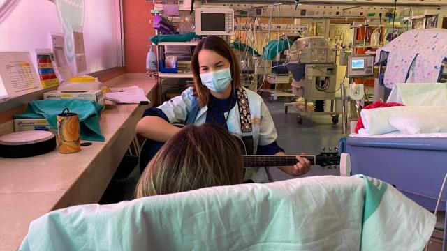 La doctora Carla Navarro en una sesión de musicoterapia.