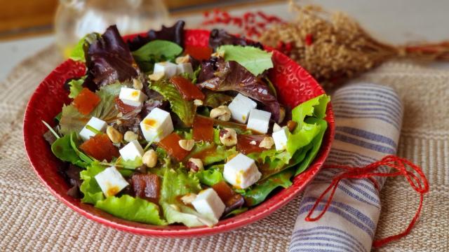 Ensalada de membrillo y queso con una vinagreta que utilizarás mucho más