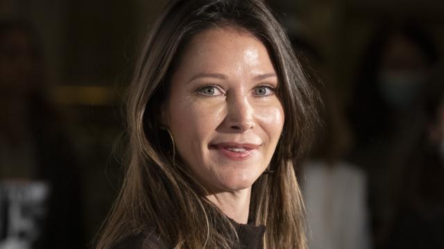 Esther Doña en la presentación del libro 'Cazar leones en Escocia', escrito por Cruz Sánchez de Lara, en abril de 2022 en Madrid.