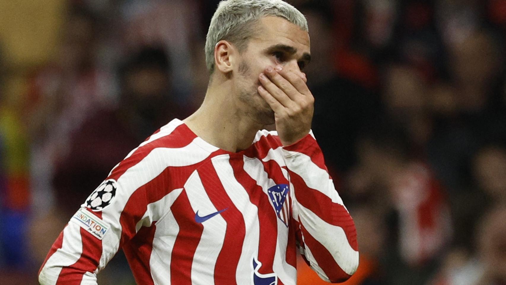 Antoine Griezmann, derrumbado tras la eliminación en Champions del Atlético de Madrid