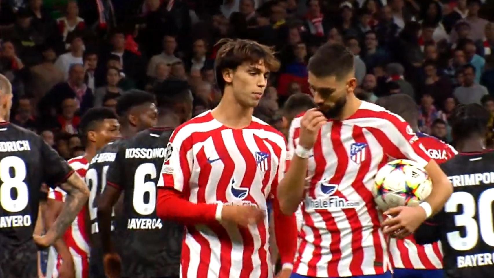 João Félix se ofrece para lanzar el penalti.