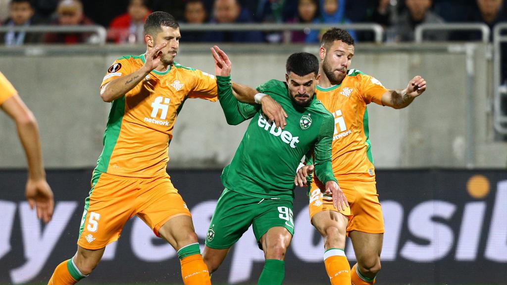 Guido Rodríguez pelea un balón en el Lugodorets - Betis