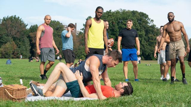 Fotograma de 'Bros: más que amigos'. Foto: Universal