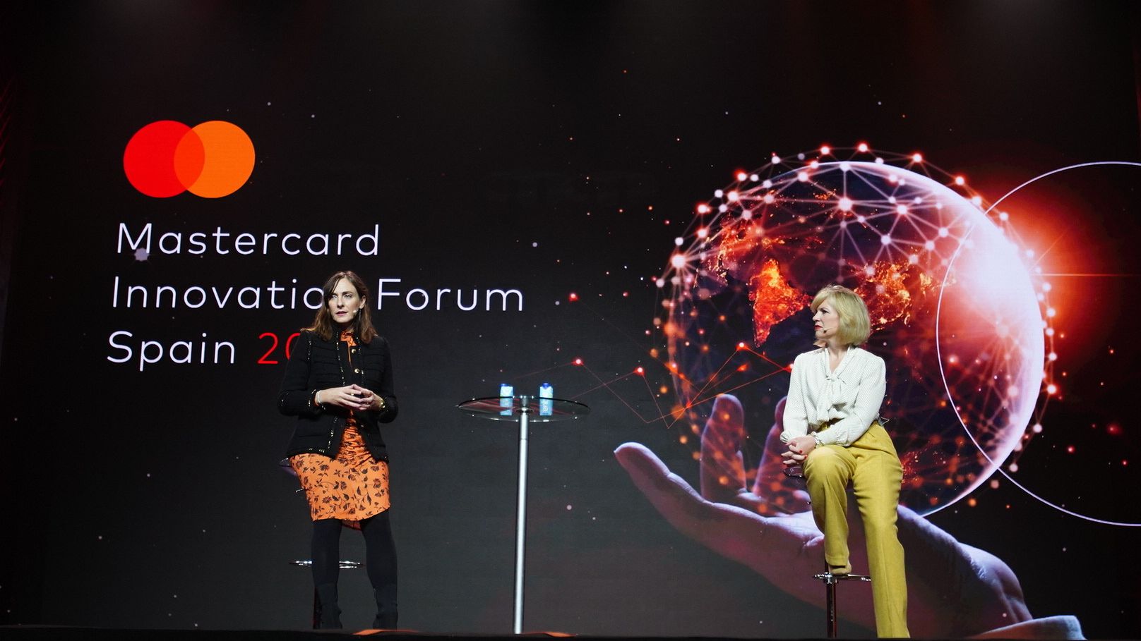 De izquierda a derecha: Paloma Real, country manager de Mastercard en España, y Eimear Creaven, presidenta de la división de Europa occidental de Mastercard, durante la celebración del MIF.