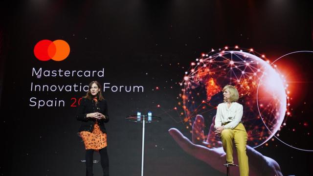 De izquierda a derecha:  Paloma Real, country manager de Mastercard en España, y Eimear Creaven, presidenta de la división de Europa occidental de Mastercard, durante la celebración del MIF.