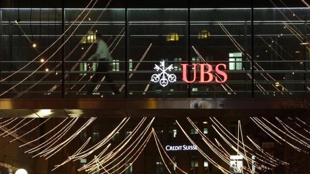 Logos de UBS y Credit Suisse en Suiza.