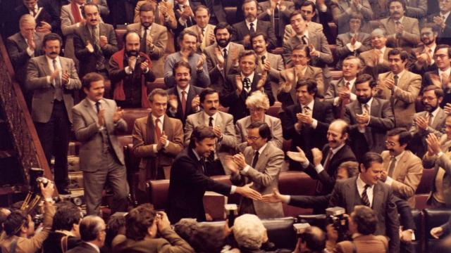 Felipe González recibe el aplauso de los diputados de la Cámara.