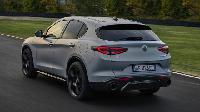 La parte trasera del Alfa Romeo Stelvio incluye unos nuevos faros de cristal con acabado transparente.