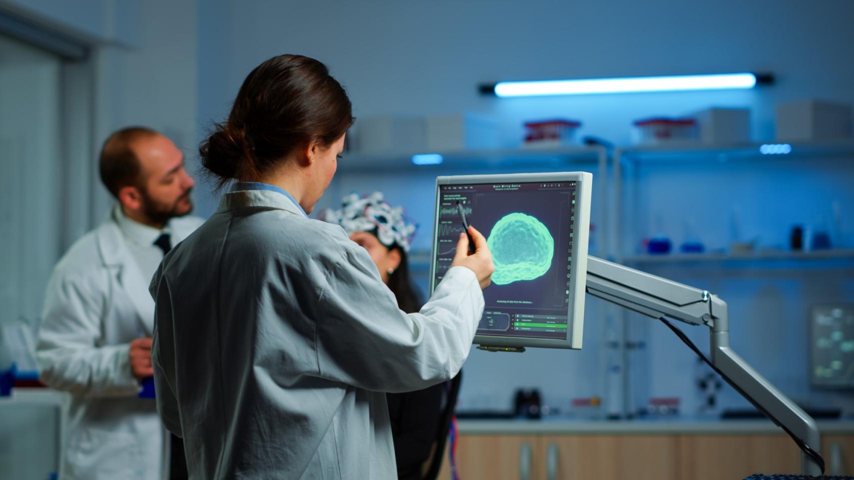 Una investigadora estudia el escáner cerebral de un paciente