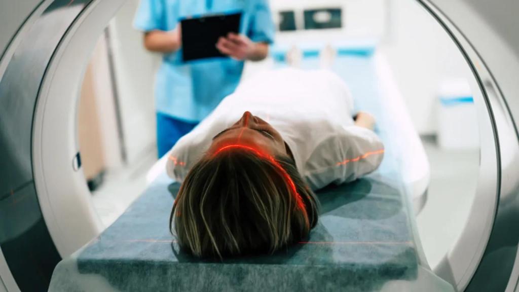 Una paciente se somete a una resonancia magnética