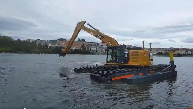 Excavadora anfibia trabajando en el dragado de la ría de O Burgo, en Culleredo (A Coruña)