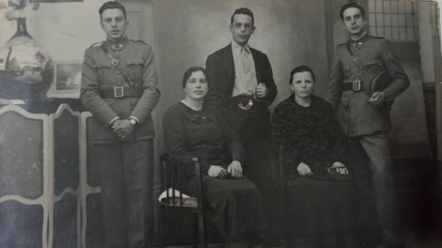 Isabel Andrés Martín (dcha), junto a sus hijos en una foto proporcionada por su nieto José Silguero