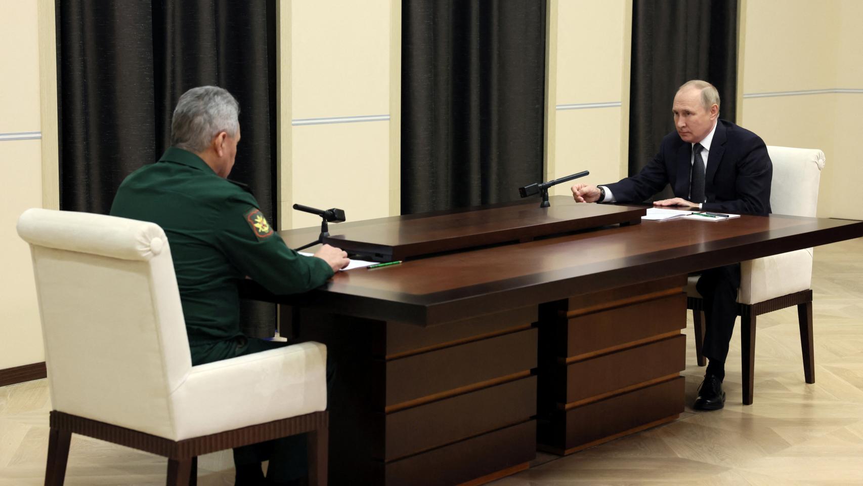 El ministro de Defensa ruso, Sergei Shoigu, junto a Vladimir Putin este viernes.