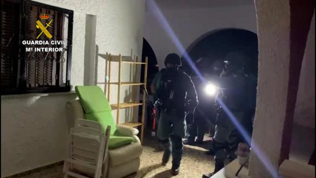 Momento en el que la Guardia Civil entra en una de las viviendas.