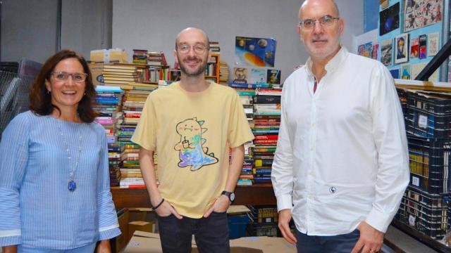 El concejal Manuel Villar y los responsables de UTE Alicante y la asociación benéfica.