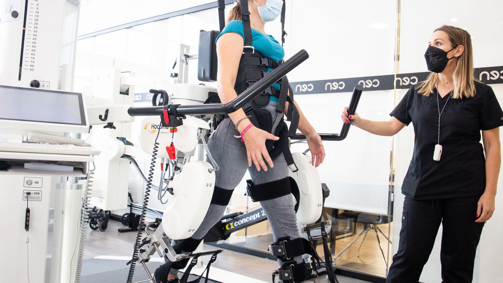 Rehabilitación con Lokomat, un exoesqueleto que permite a pacientes con problemas severos motores practicar marchas.