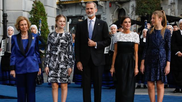 Los reyes de España, Felipe VI y Letizia, junto a sus hijas, Leonor y Sofía, y la emérita Sofía a su llegada al Teatro Campoamor de Asturias.