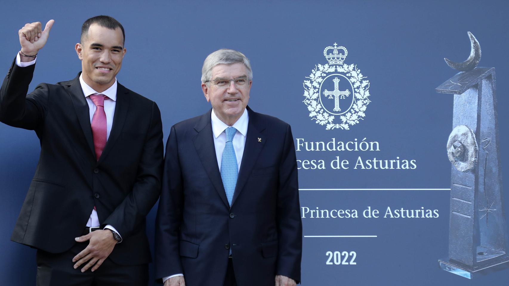Thomas Bach y el boxeador Eldric Sella, en la gala de los Premio Princesa de Asturias.
