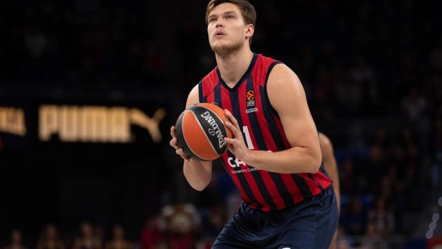 Maik Kotsar lanzando un tiro libre para el Baskonia.