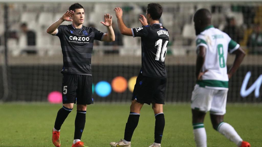 Los jugadores de la Real Sociedad celebran un gol.