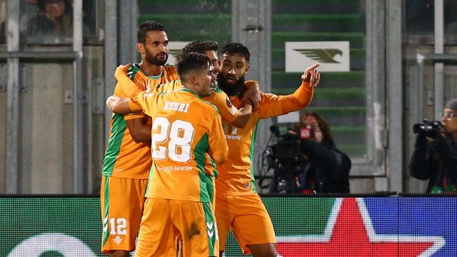 Los jugadores del Betis celebran el gol de la victoria.