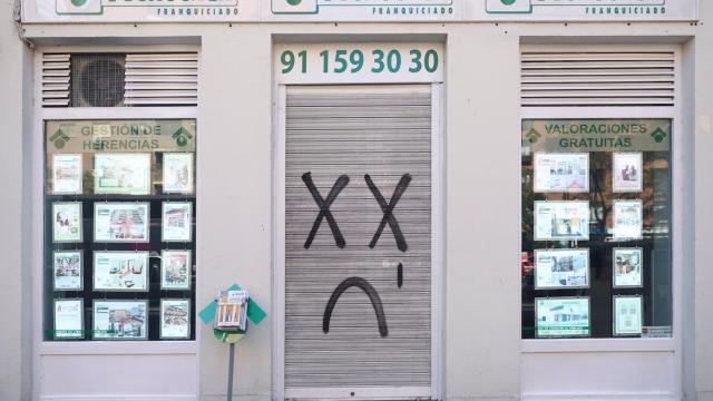 Una oficina de Tecnocasa cerrada, a 1 de septiembre de 2022, en Madrid (España)