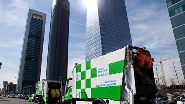 Vehículo de FCC junto a las cuatro torres en Madrid.