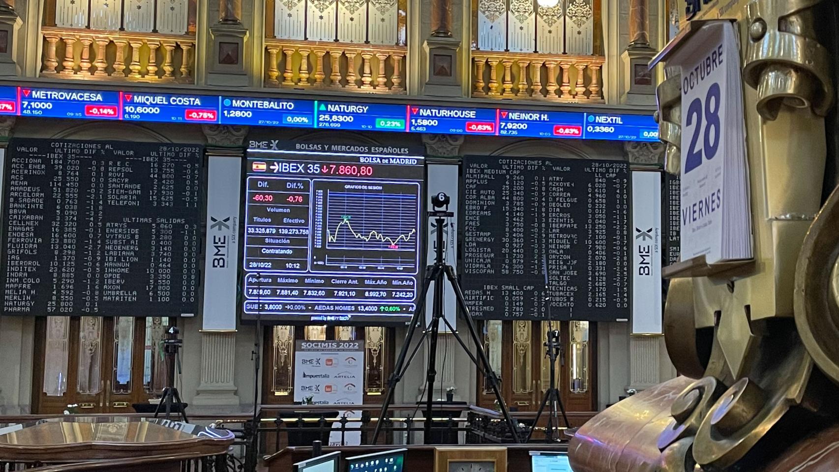 Vista de las pantallas que muestran la evolución del Ibex 35 tras la apertura de la Bolsa este viernes en Madrid.