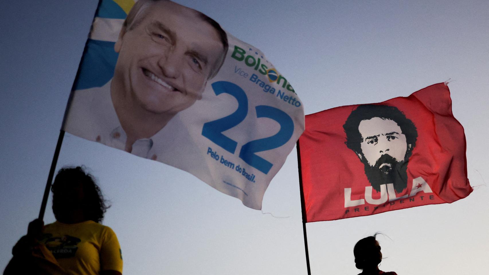 Banderas de Bolsonaro y Lula durante la campaña electoral en Brasil.